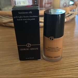 Armani: Luminous Silk Foundation